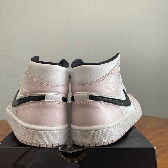 Jordan 1 Mid
Barely Rose - Picture 5 of 6